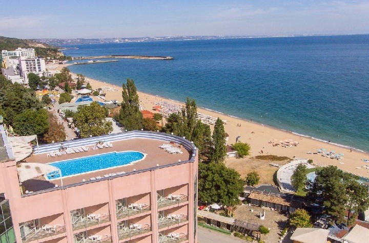 Pohled na střešní bazén a okolí hotelu