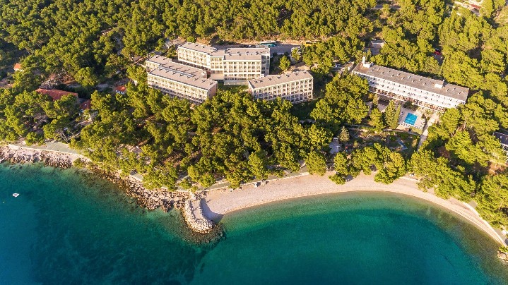 Letecký pohled na hotel a pláž