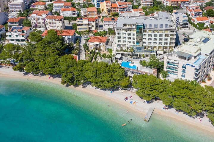 Letecký pohled na hotel a pláž