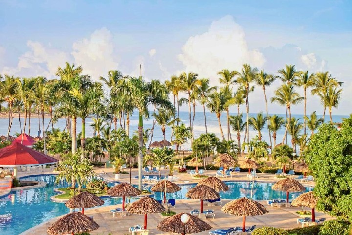 Bazén s výhledem na pláž