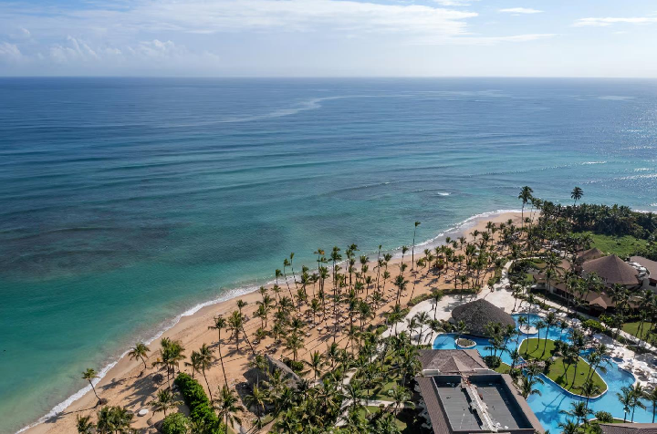 Letecký pohled na resort a pláž 