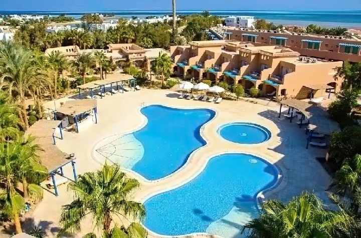 Hotel s bazény a výhled na pláž