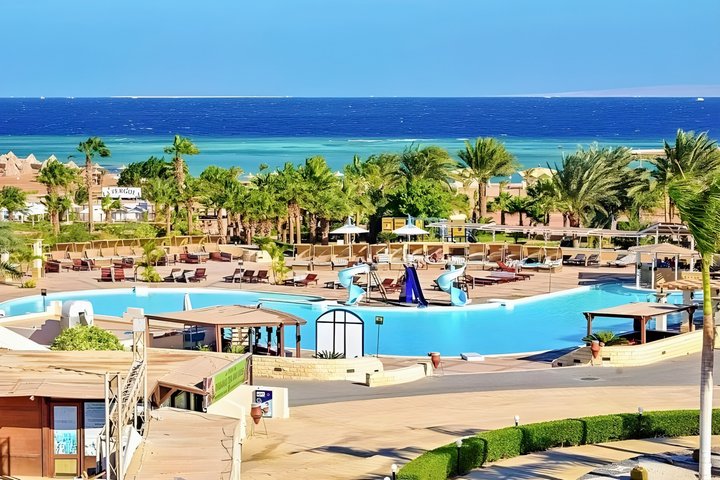 Resort s bazénem přímo u pláže