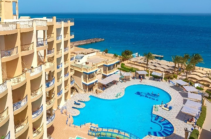 Hotel s bazénem a výhled na moře 