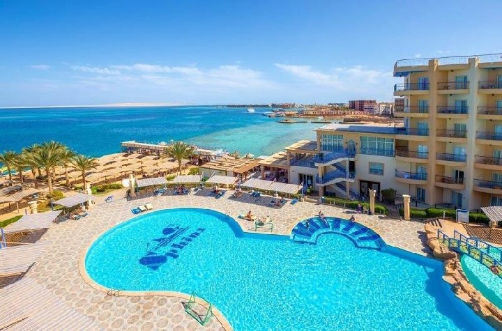 Resort s bazénem a výhledem na moře 