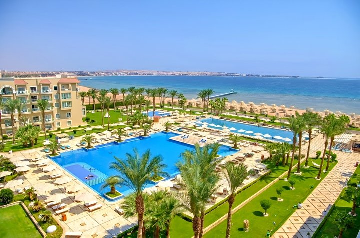 Hotelový resort s výhledem na bazén a pláž