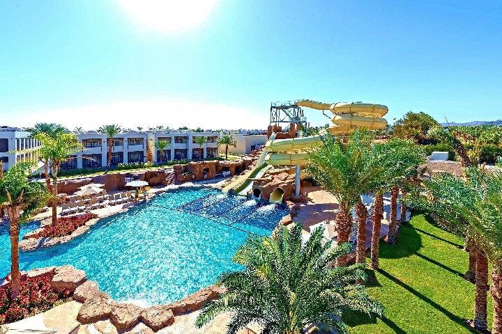 Bazén se skluzavkami a tobogány