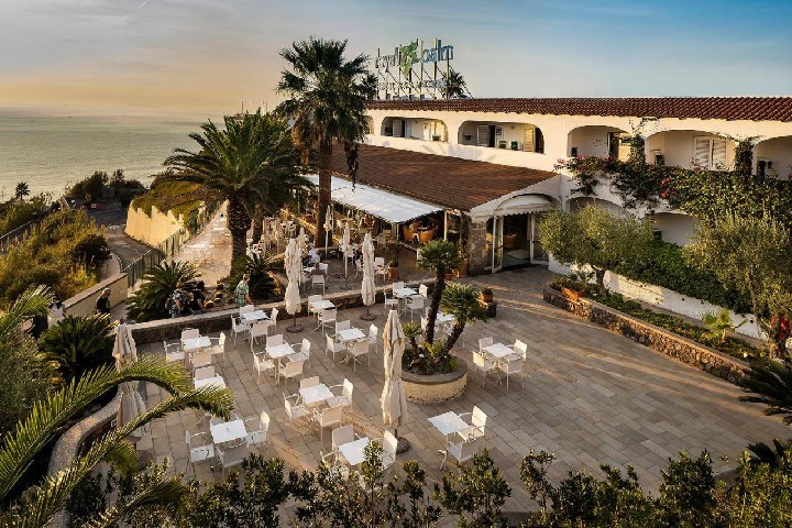 Večerní pohled na exteriéry hotelu