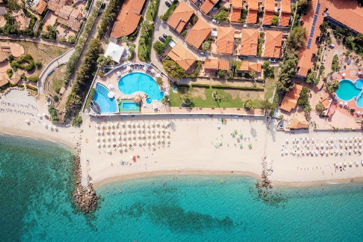 Pohled na areál a na pláž