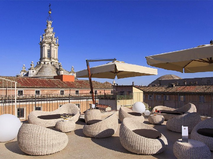 Výhled z terasy hotelu 