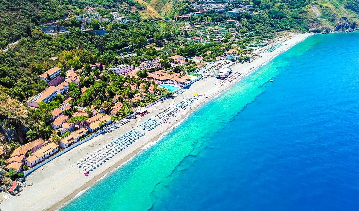 Pohled na hotel a okolí