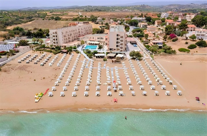 Pohled na hotel s pláží