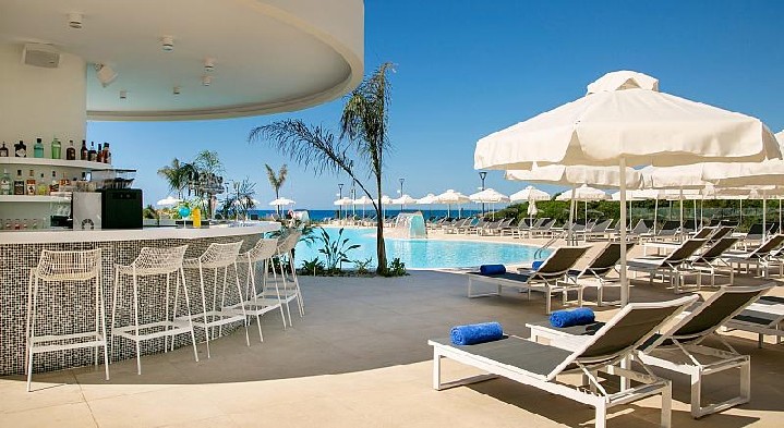 Terasa s bazénem a barem