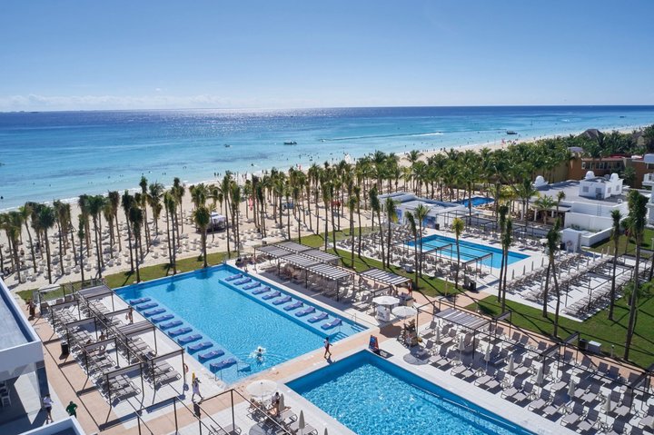 Hotel s bazénem přímmo u pláže 