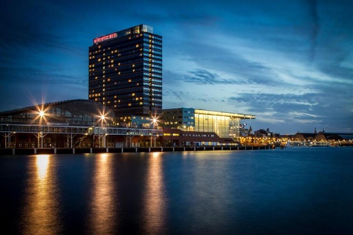 Večerní pohled na hotel