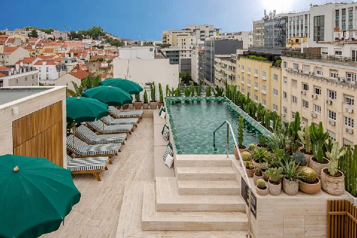 Střešní terasa s bazénem 