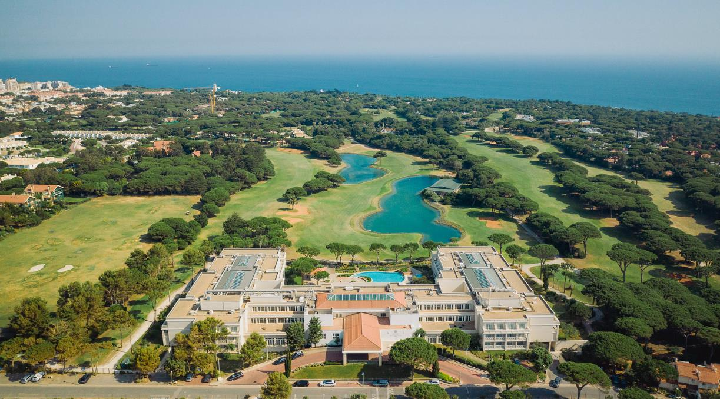 Letecký pohled na resort a golfové hřiště 