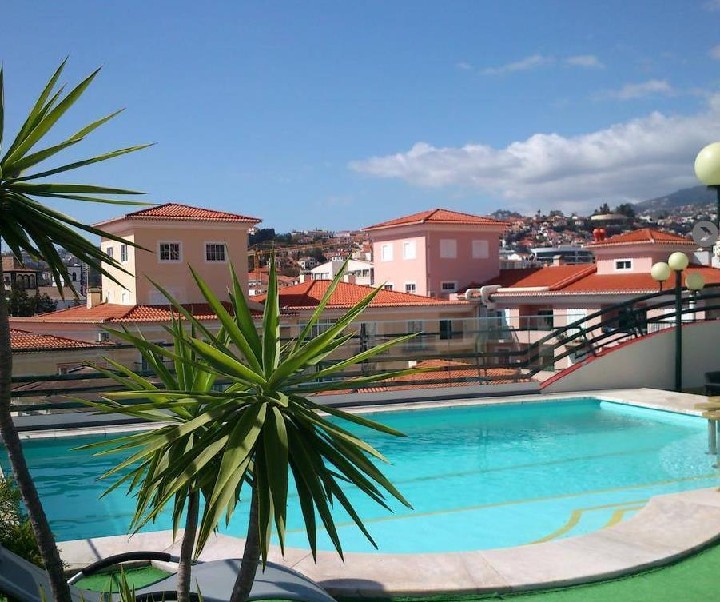 Bazén na střeše hotelu