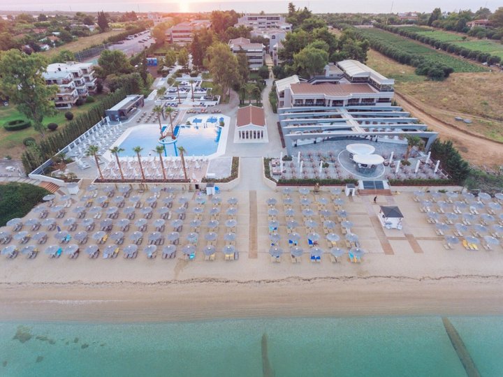 Letecký pohled na hotel a pláž