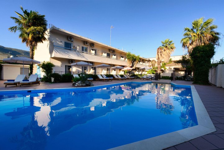 Hotel s bazénem
