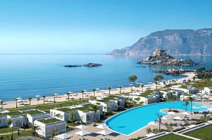 Pohled na hotel s bazénem