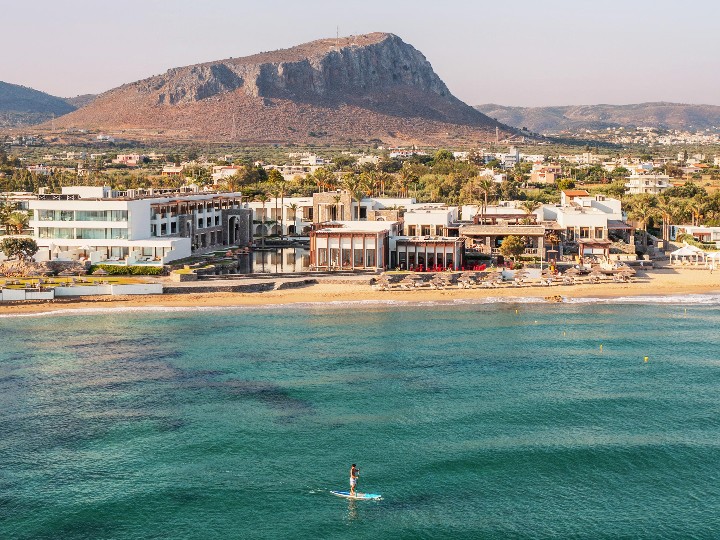 Pohled na hotel a pláž