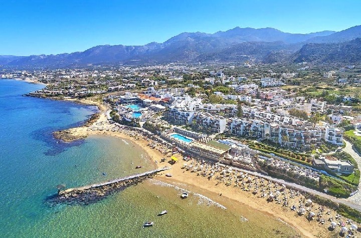 Pohled na hotel a pláž