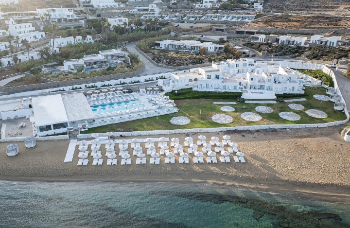 Letecký pohled na hotel a pláž 