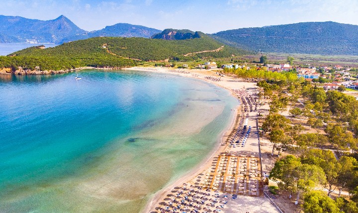 Letecký pohled na pláž letoviska Ammoudia