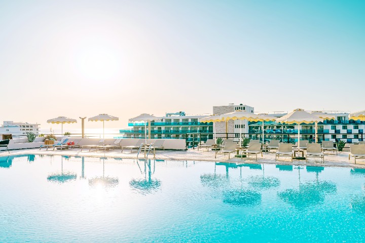 Terasa na slunění a bazén