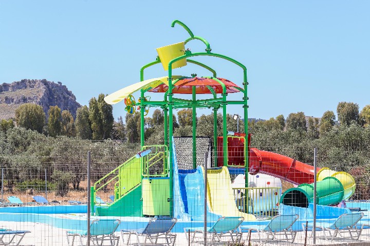 Lehátka a slunečníky u splashe