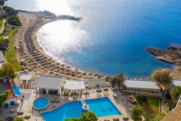 Pohled na bazén a pláž