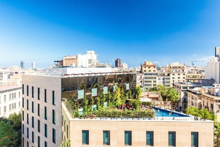 Hotel a střešní bazén