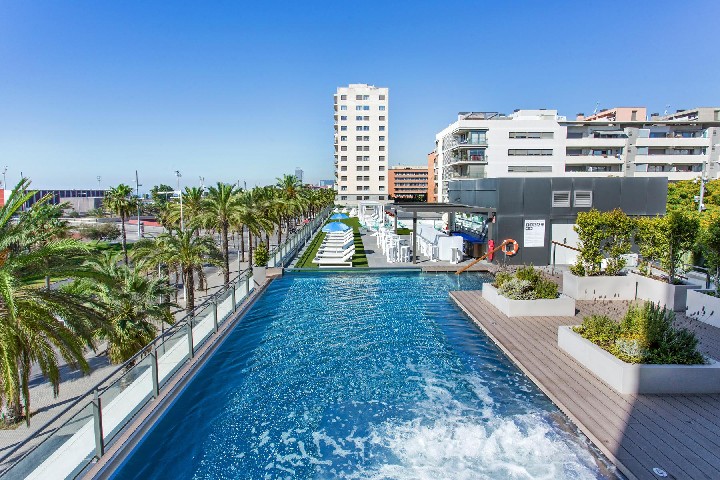 Hotelova terasa s bazénem 