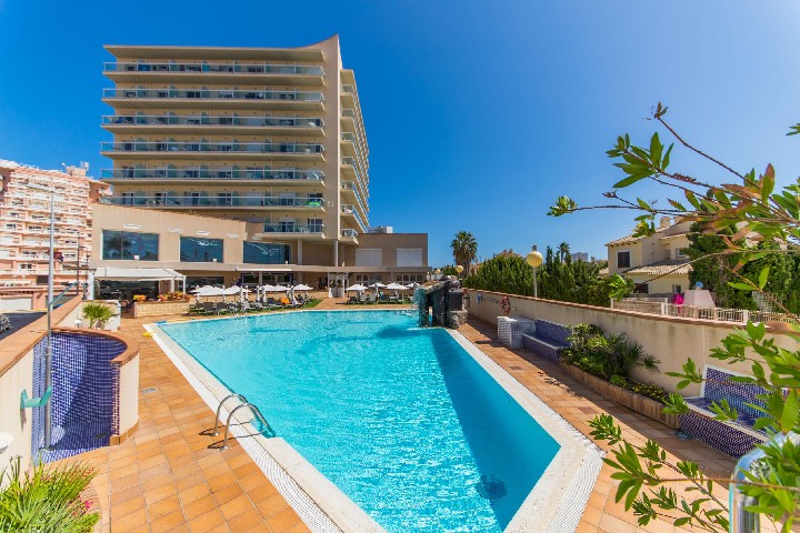 Pohled na hotel s bazénem