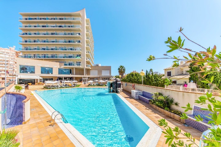 Pohled na hotel s bazénem