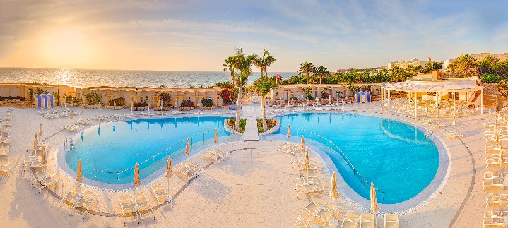 Pohled na bazén a západ slunce