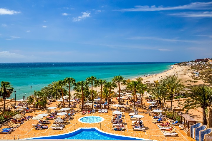 Výhled na bazén a pláž