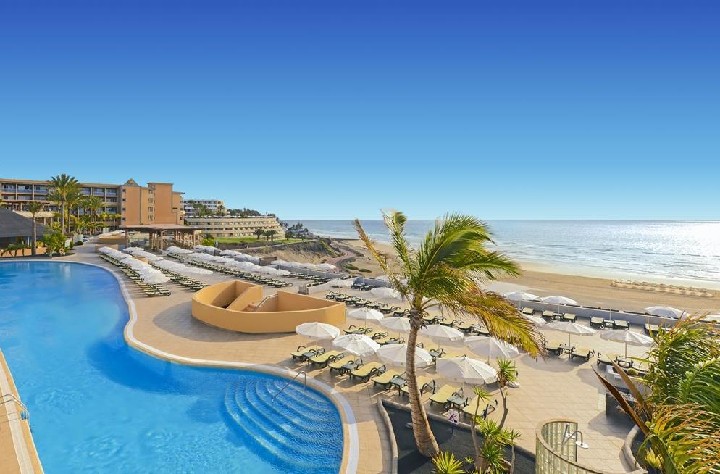 Hotelový bazén a pláž