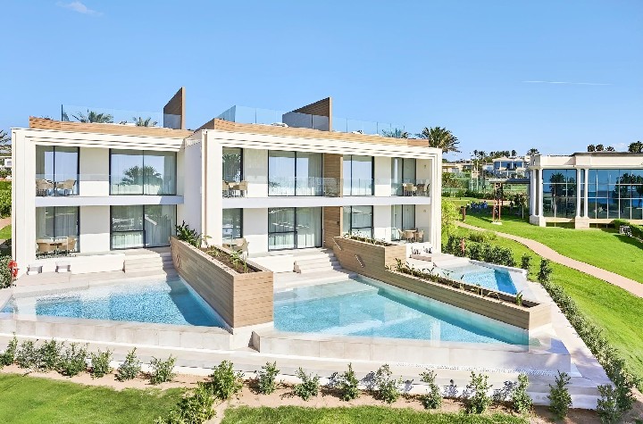 Suity rooftop a swim-up