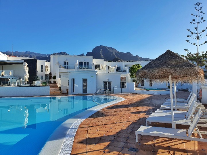 Bazén s lehátky a slunečníky 