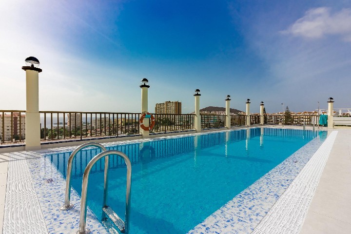 Hotel s bazénem na střeše 