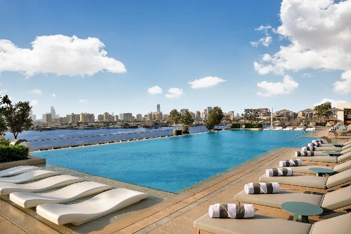 Střešní bazén s výhledem 