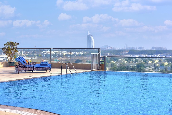 Hotel s terasou a bazénem 