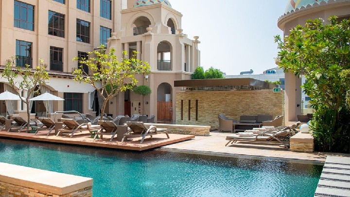 Bazén s lehátky a slunečníky 