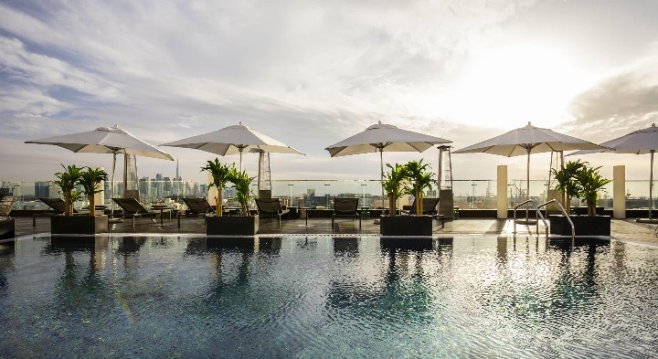 Střešní bazén s lehátky a slunečníky 