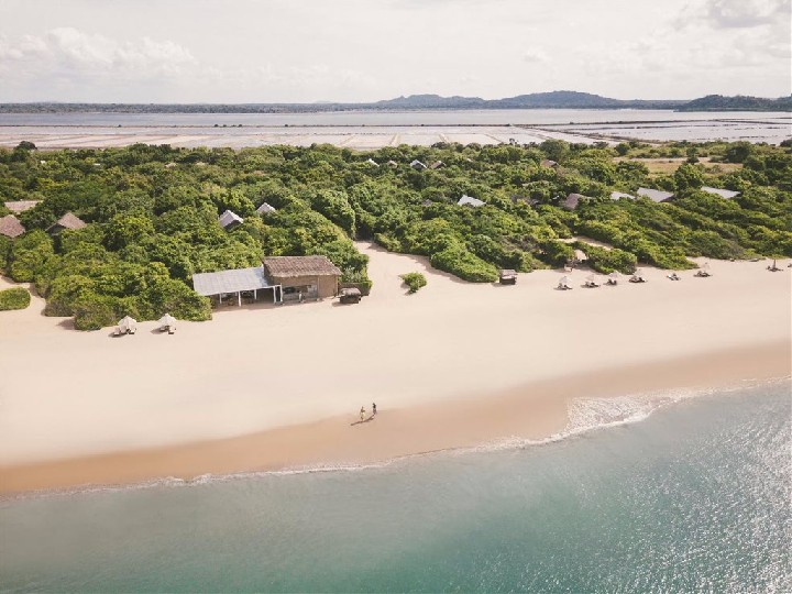 Areál hotelu s pláží