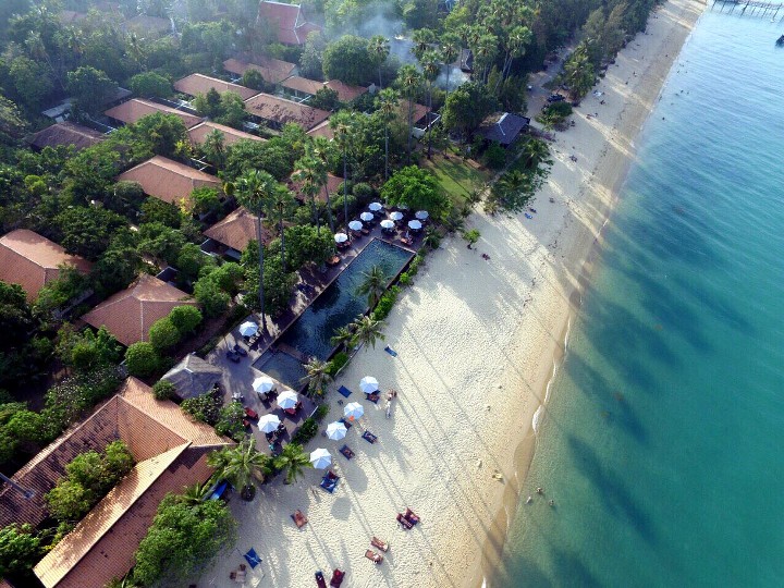 Letecký pohled na resort a pláž 
