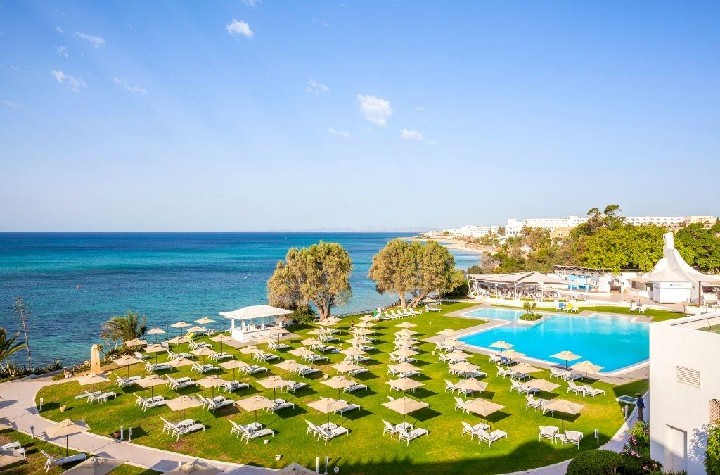 Pohled na bazén a moře