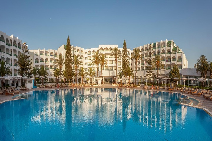 Pohled na hotel a bazén